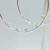 Argola fina 5 zircônias - Image 3